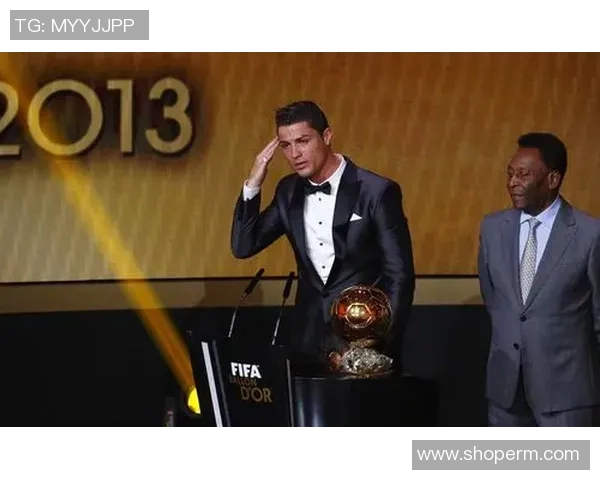 足球明星高清写真展现运动魅力与风采的完美瞬间